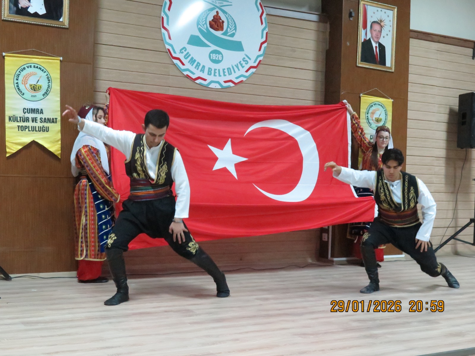 ÇUMRA KÜLTÜR SANAT TOPLULUĞU İZLEYENLERE UNUTULMAZ BİR GECE YAŞATTI