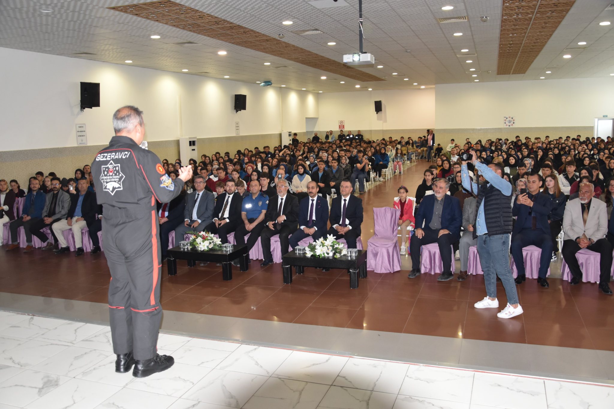 ALPER GEZERAVCI ÖĞRENCİLERLE BULUŞTU