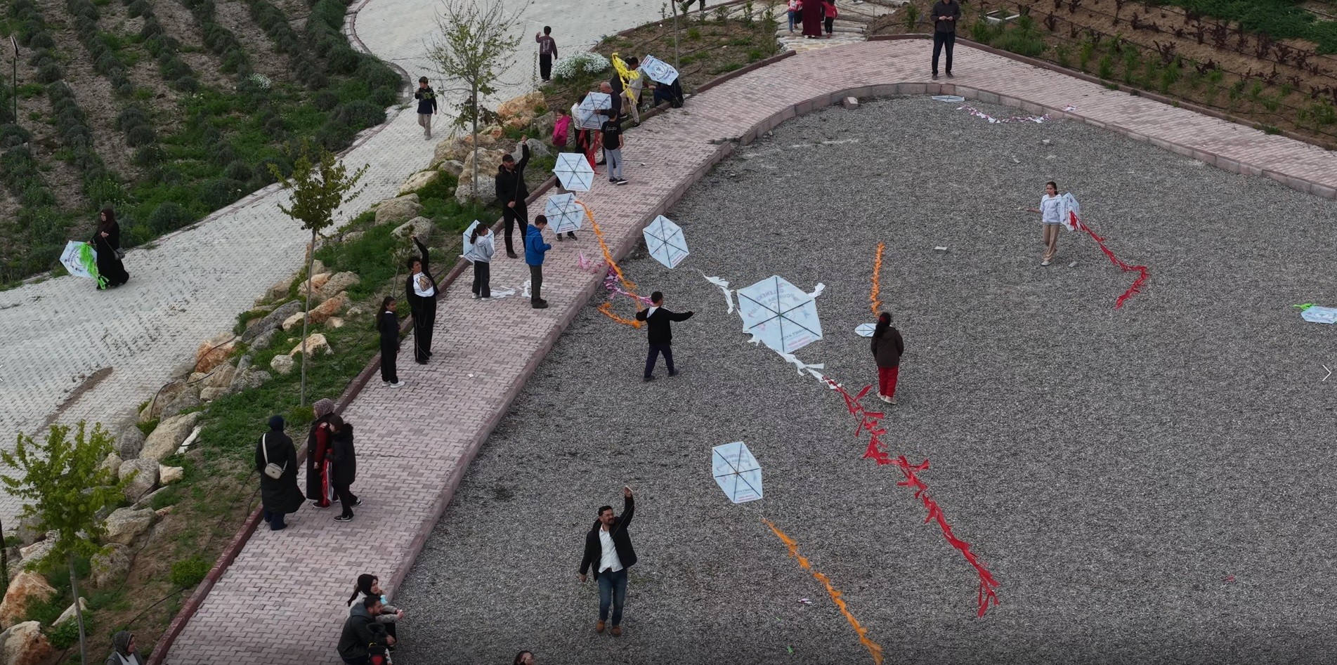 Hıdırellez Coşkusu Gökyüzüne Taşındı: Sırçalı’da Uçurtmalar Renkli Görüntüler Oluşturdu