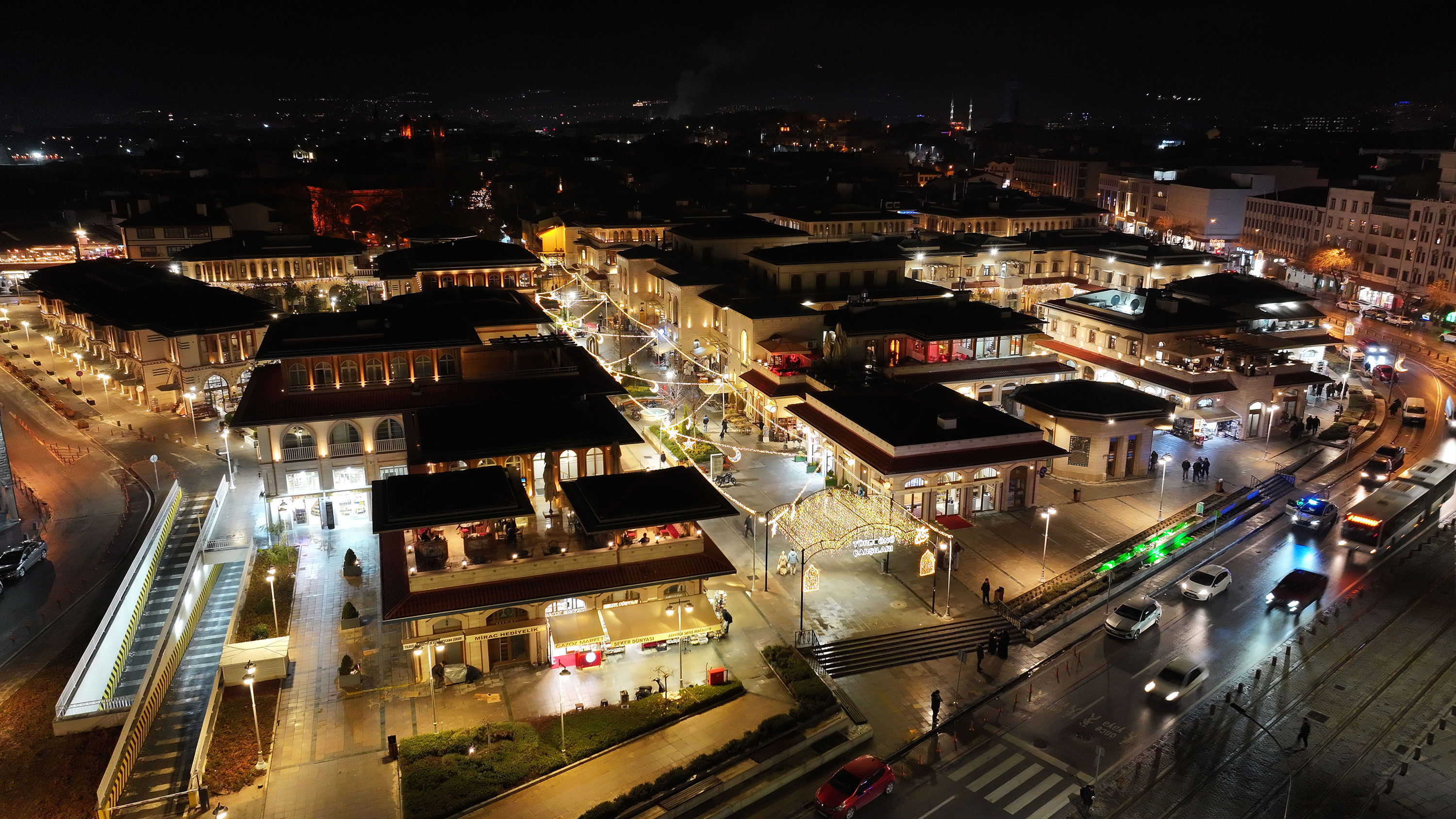 AYDINLATMALAR ŞEHRİ RENKLENDİRDİ