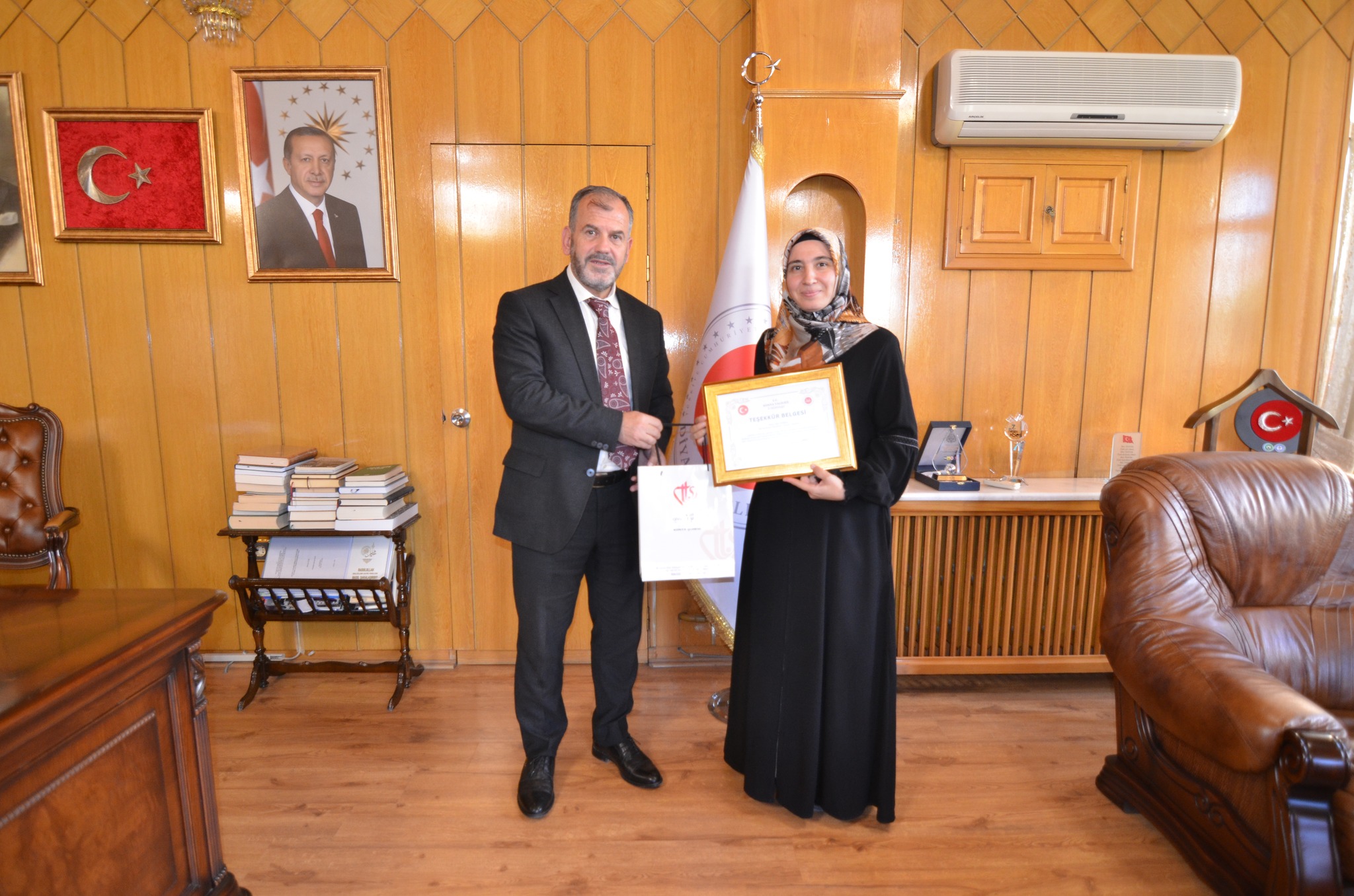 AYŞE SÜRSAL BELGESİNİ ALDI