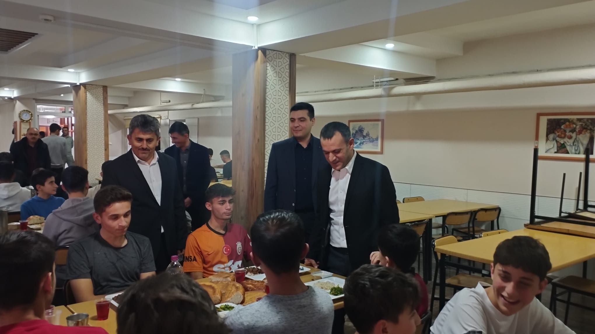 KAYMAKAM M.FUAT TÜRKMAN ÖĞRENCİLERLE İFTAR YAPTI
