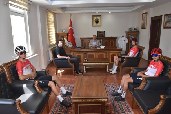 Bisikletçiler Türkman’ı Ziyaret Etti